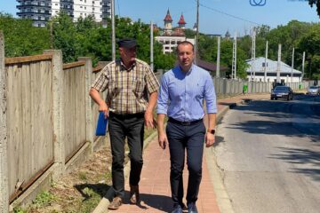 Strada Brădetului, cea care face legătura între municipiul Suceava și comuna Ipotești, dar și cu zona de agrement Tătărași, a fost reabilitată cu un nou covor asfaltic