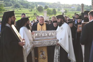 Racla cu mâna Sfântului Ierarh Nicolae a ajuns vineri seară la Mănăstirea „Duminica Tuturor Sfinților” din Părhăuți, unde va sta până duminică