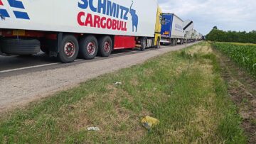 Coada de tiruri transformă marginea drumului european 85 într-un vast buncăr de gunoi deschis