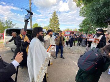 Racla cu mâna Sfântului Ierarh Nicolae a ajuns vineri seară la Mănăstirea „Duminica Tuturor Sfinților” din Părhăuți, unde va sta până duminică