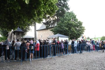 Racla cu mâna Sfântului Ierarh Nicolae a ajuns vineri seară la Mănăstirea „Duminica Tuturor Sfinților” din Părhăuți, unde va sta până duminică