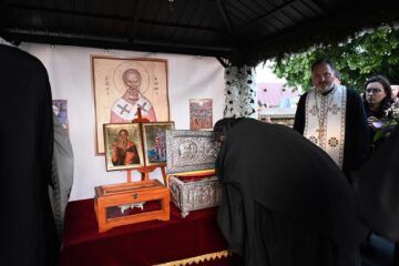 Racla cu mâna Sfântului Ierarh Nicolae a ajuns vineri seară la Mănăstirea „Duminica Tuturor Sfinților” din Părhăuți, unde va sta până duminică