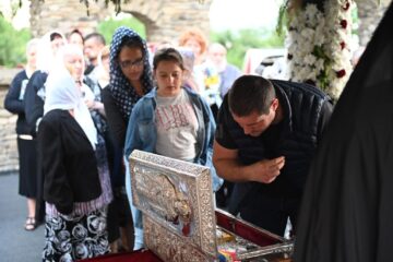 Racla cu mâna Sfântului Ierarh Nicolae a ajuns vineri seară la Mănăstirea „Duminica Tuturor Sfinților” din Părhăuți, unde va sta până duminică