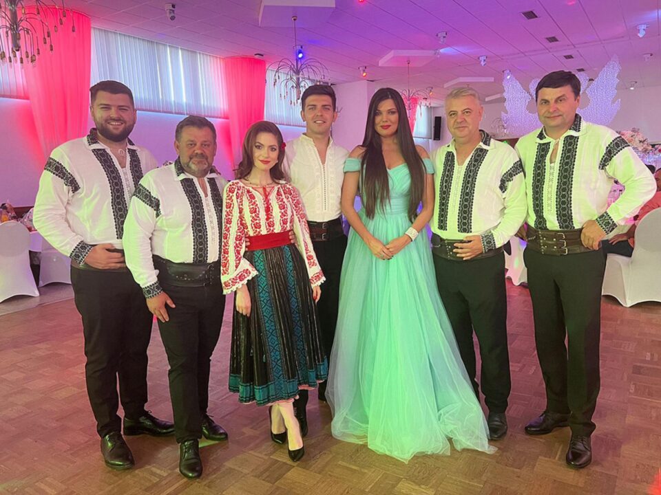 Taraful Florin Mucea, invitat să cânte la o sărbătoare românească organizată la Dortmund Taraful Florin Mucea, invitat să cânte la o sărbătoare românească organizată la Dortmund