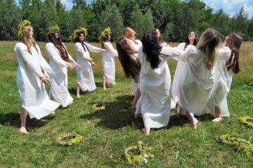 “Zânele Bucovinei” au fermecat publicul de la festival cu dansurile lor în natură dar și în cadrul spectacolului
