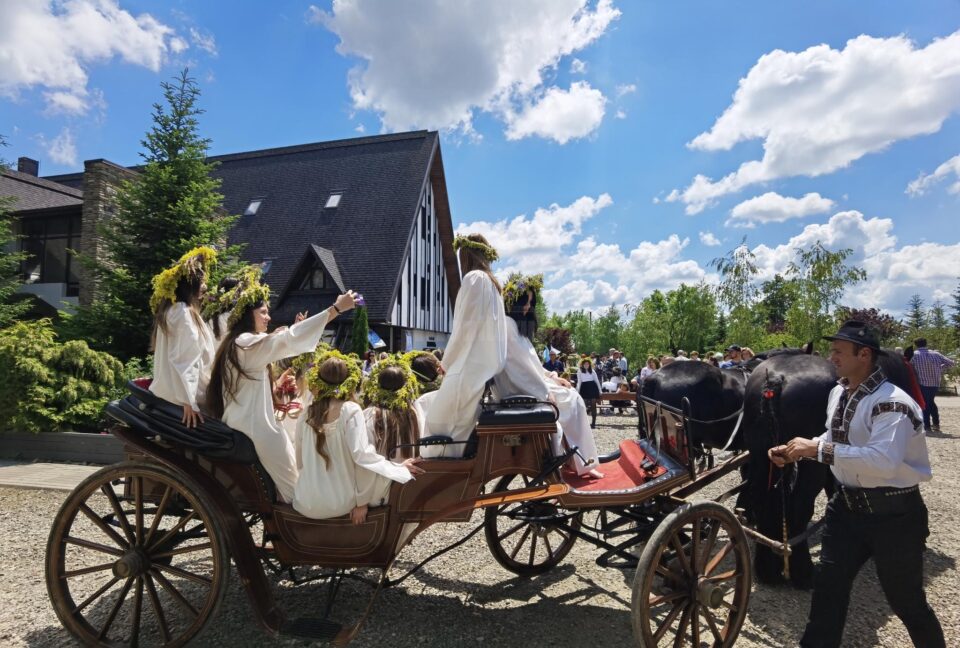 Caleasca cu Sanziene din deschiderea Festivalului de la Hanul Voievozilor