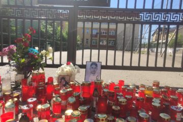 Altar de lumânări la Școala 9 din Suceava, unde tânărul absolvise clasa a VIII-a