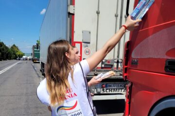 Mancare și apă pentru șoferii camioanelor blocate la PTF Siret
