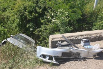 Impact violent și mașină proiectată în afara drumului, la Brăiești-Cornu Luncii