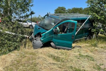 Accident între un microbuz și un autoturism pe DN 2E, la Rădășeni