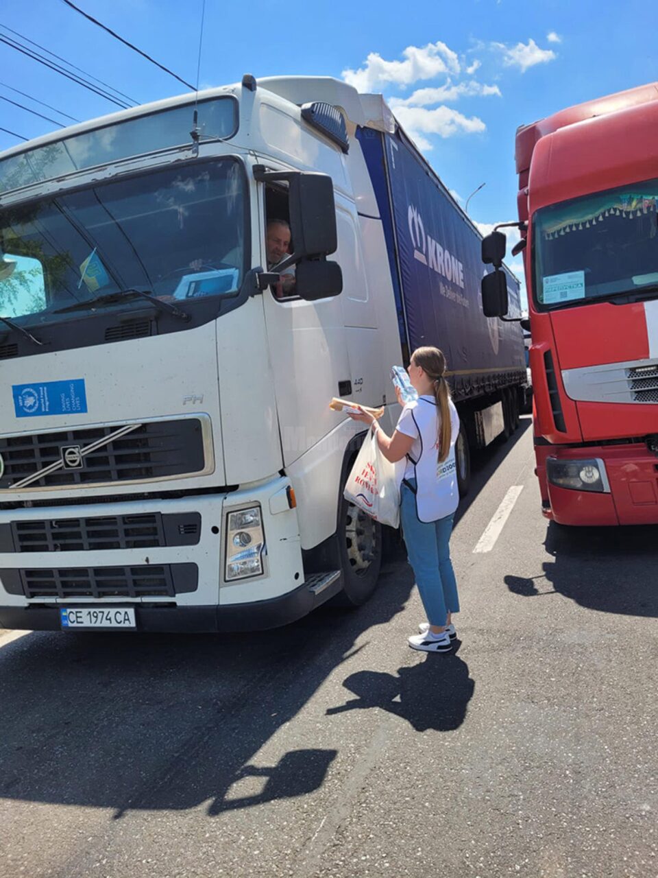 Apă și mâncare pentru șoferii care așteaptă la granița cu Ucraina, de la voluntarii fundației Nord 2001