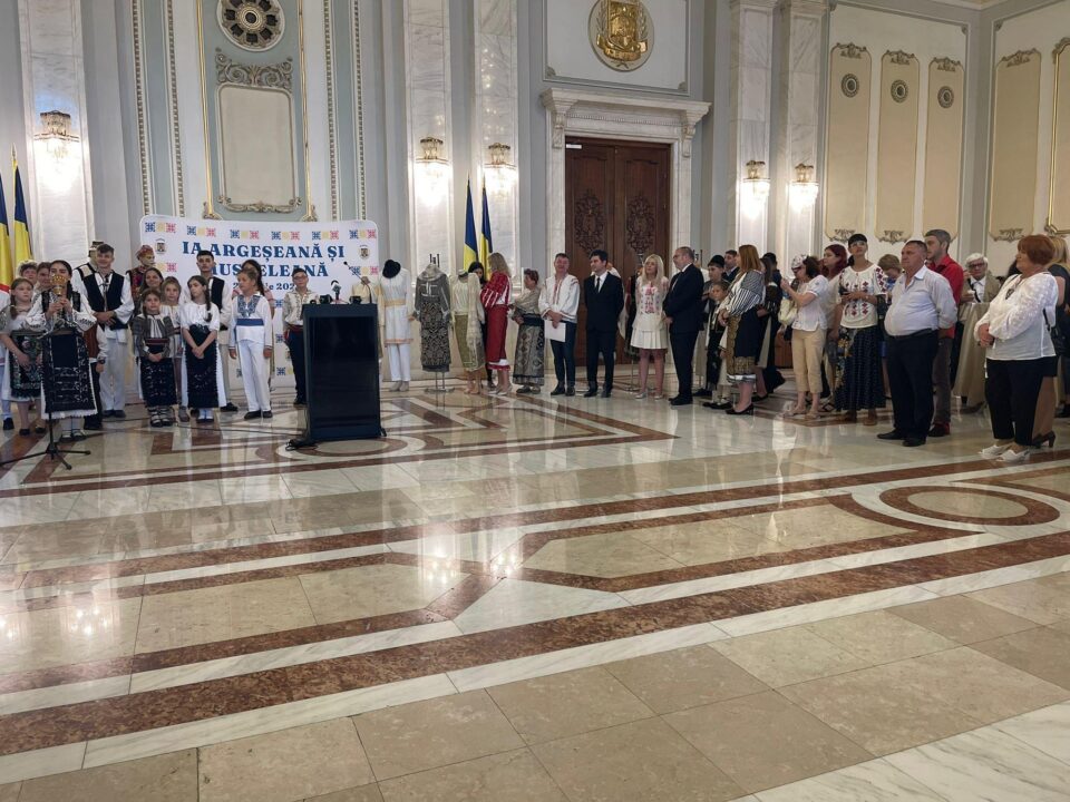 Bogdan Gheorghiu, prezent la o expoziție specială a cărei temă principală a fost ia tradițională Bogdan Gheorghiu, prezent la o expoziție specială a cărei temă principală a fost ia tradițională
