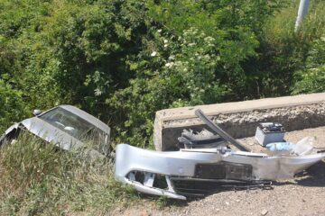 Impact violent și mașină proiectată în afara drumului, la Brăiești-Cornu Luncii
