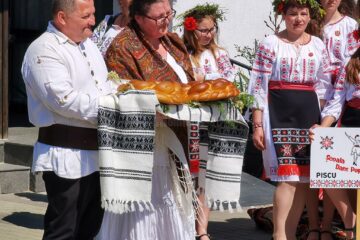Dumitru și Elena Parasca în calitate de Rege și Regină a Regatului Sânzienelor