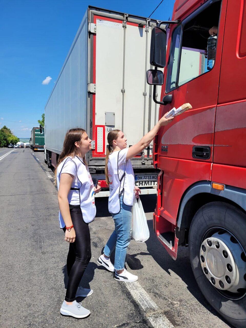 Apă și mâncare pentru șoferii care așteaptă la granița cu Ucraina, de la voluntarii fundației Nord 2001