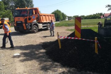 Acostamente completate, 10 toalete ecologice și parcare de 300 de locuri pentru șoferii coloanelor de tiruri de la PTF Siret