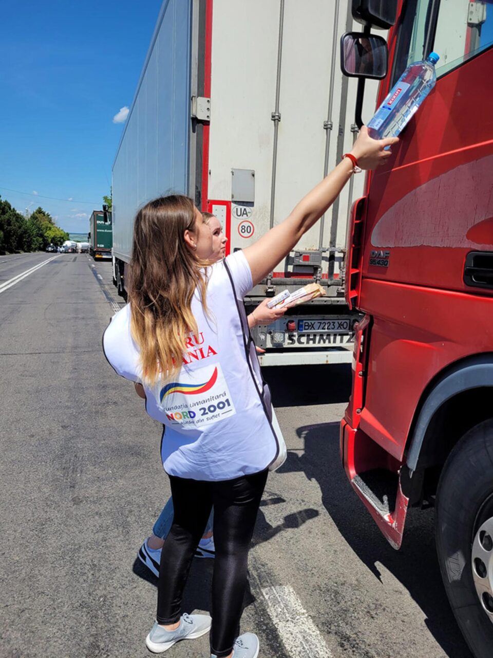 Apă și mâncare pentru șoferii care așteaptă la granița cu Ucraina, de la voluntarii fundației Nord 2001