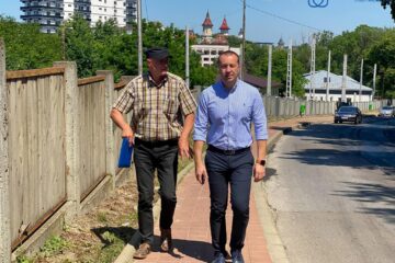 Strada Brădetului, cea care face legătura între municipiul Suceava și comuna Ipotești, dar și cu zona de agrement Tătărași, a fost reabilitată cu un nou covor asfaltic