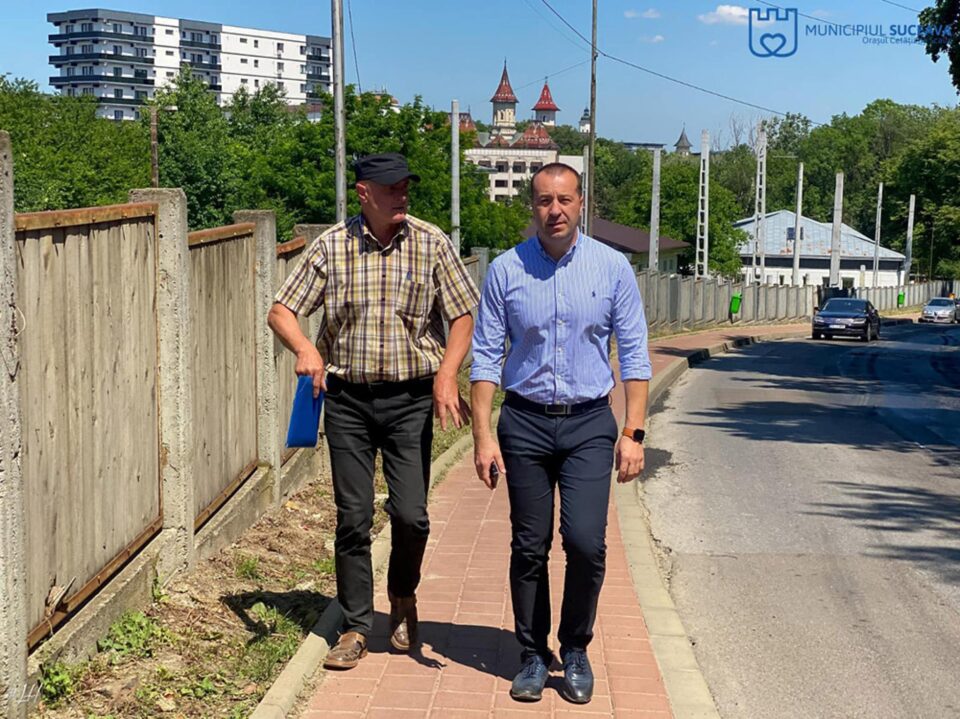 Strada Brădetului, cea care face legătura între municipiul Suceava și comuna Ipotești, dar și cu zona de agrement Tătărași, a fost reabilitată cu un nou covor asfaltic Strada Brădetului, cea care face legătura între municipiul Suceava și comuna Ipotești, dar și cu zona de agrement Tătărași, a fost reabilitată cu un nou covor asfaltic