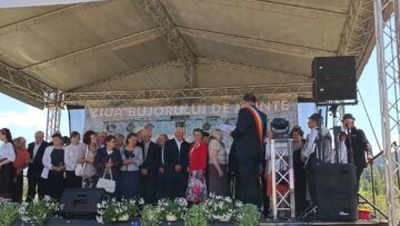 Cuplurile sărbătorite au urcat pe scenă pentru a fi premiate