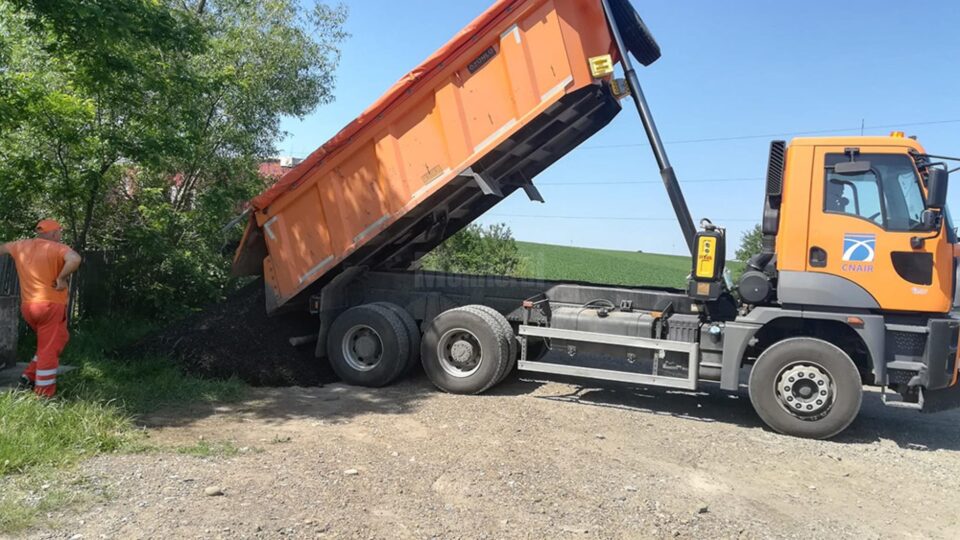 Acostamente completate, 10 toalete ecologice și parcare de 300 de locuri pentru șoferii coloanelor de tiruri de la PTF Siret