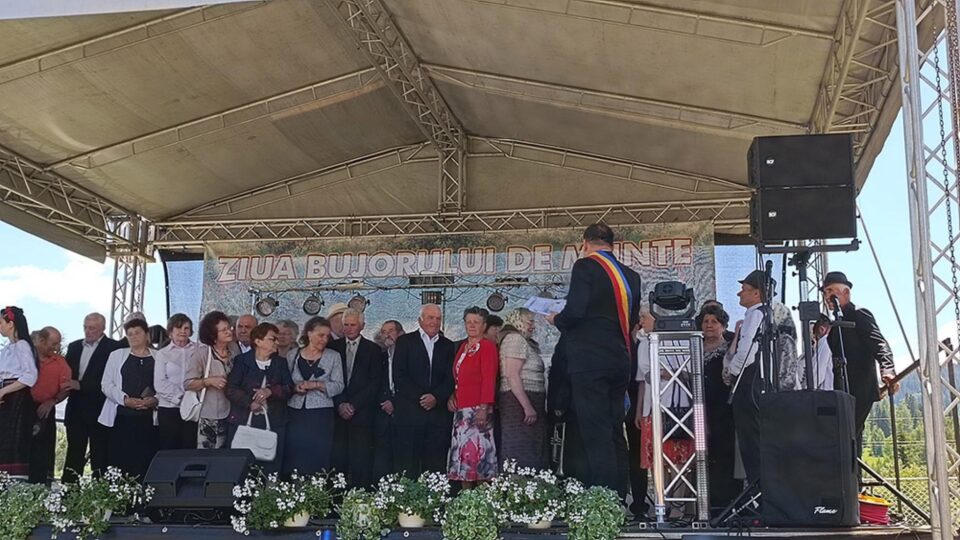 Cuplurile sărbătorite au urcat pe scenă pentru a fi premiate