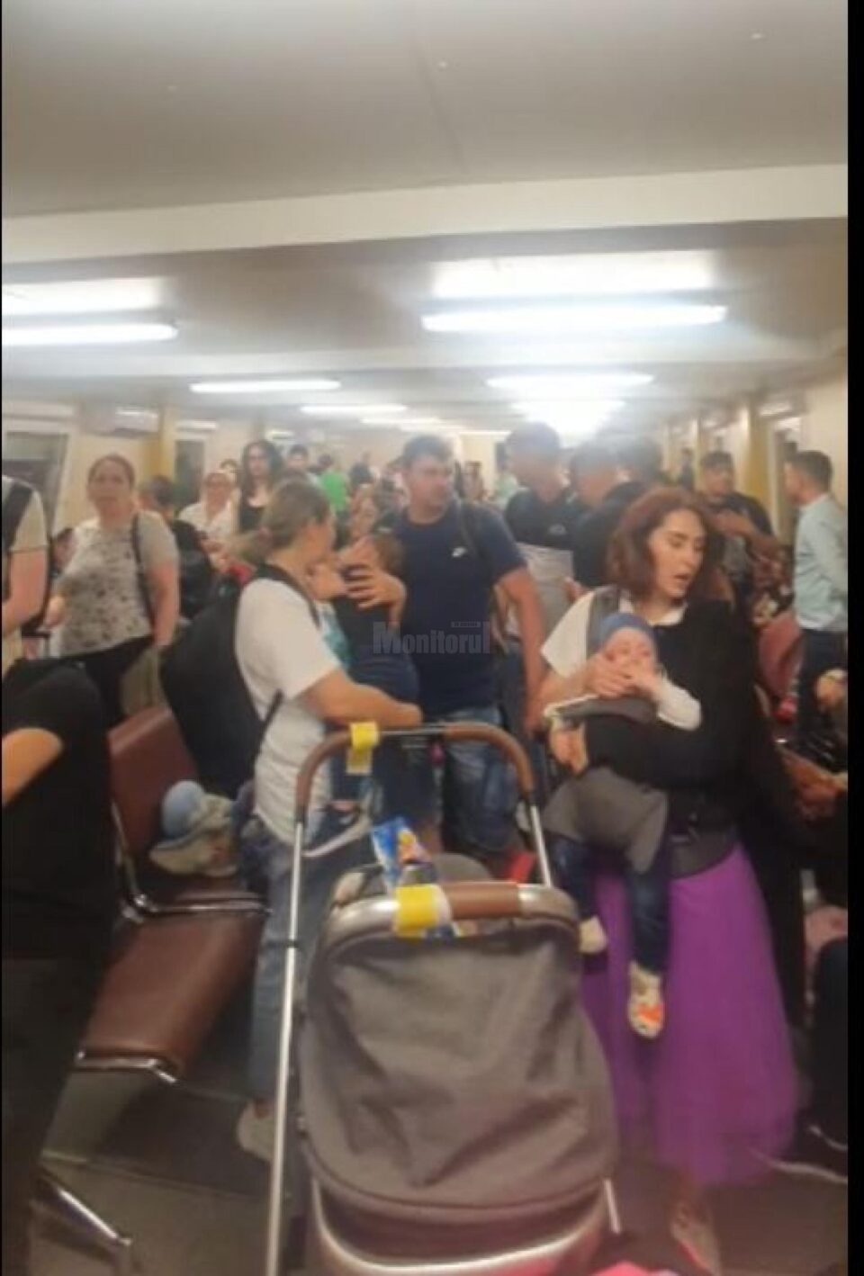Pasageri înghesuiți în containerul folosit ca terminal de plecări la Aeroportul Suceava
