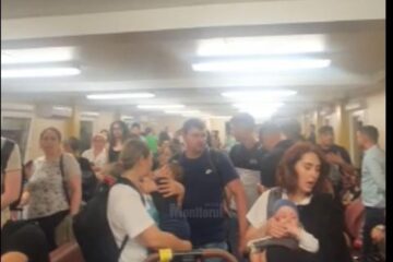 Pasageri înghesuiți în containerul folosit ca terminal de plecări la Aeroportul Suceava