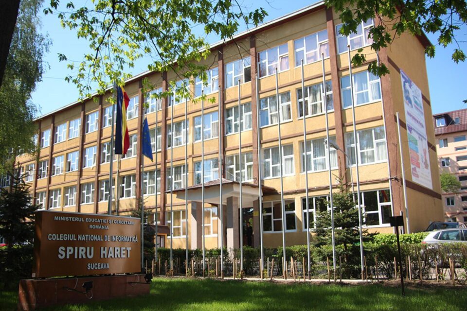 Uniforma școlară revine din toamnă la Colegiul Național de Informatică „Spiru Haret” Uniforma școlară revine din toamnă la Colegiul Național de Informatică „Spiru Haret”