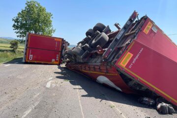 Tirul s-a răsturnat în ieri după-amiază pe drumul european 85, în zona localității Românești