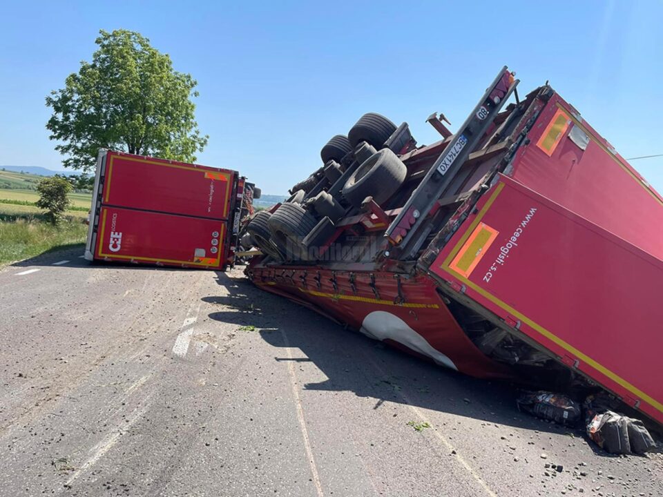 Tirul s-a răsturnat în ieri după-amiază pe drumul european 85, în zona localității Românești