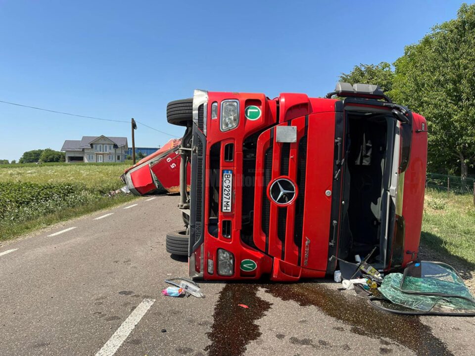 Tirul s-a răsturnat în ieri după-amiază pe drumul european 85, în zona localității Românești