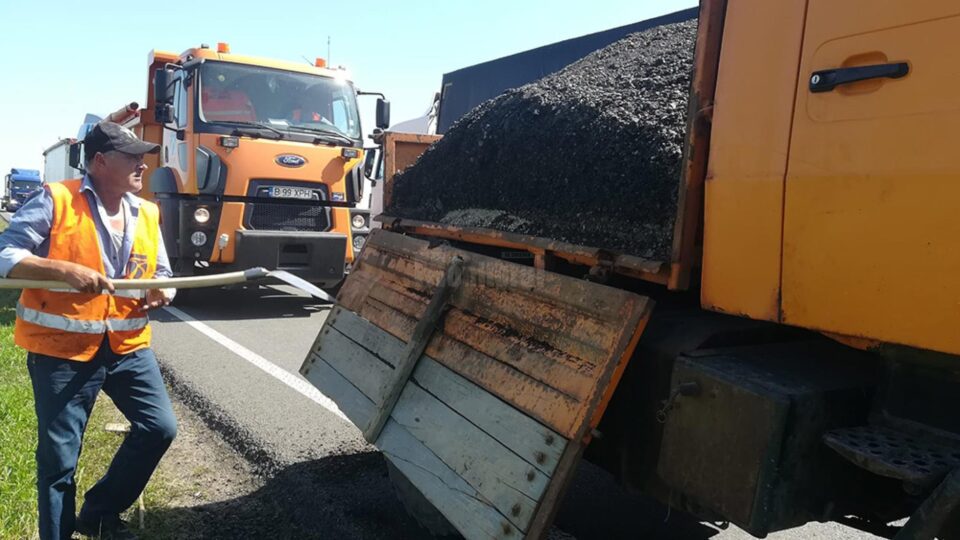 Acostamente completate, 10 toalete ecologice și parcare de 300 de locuri pentru șoferii coloanelor de tiruri de la PTF Siret