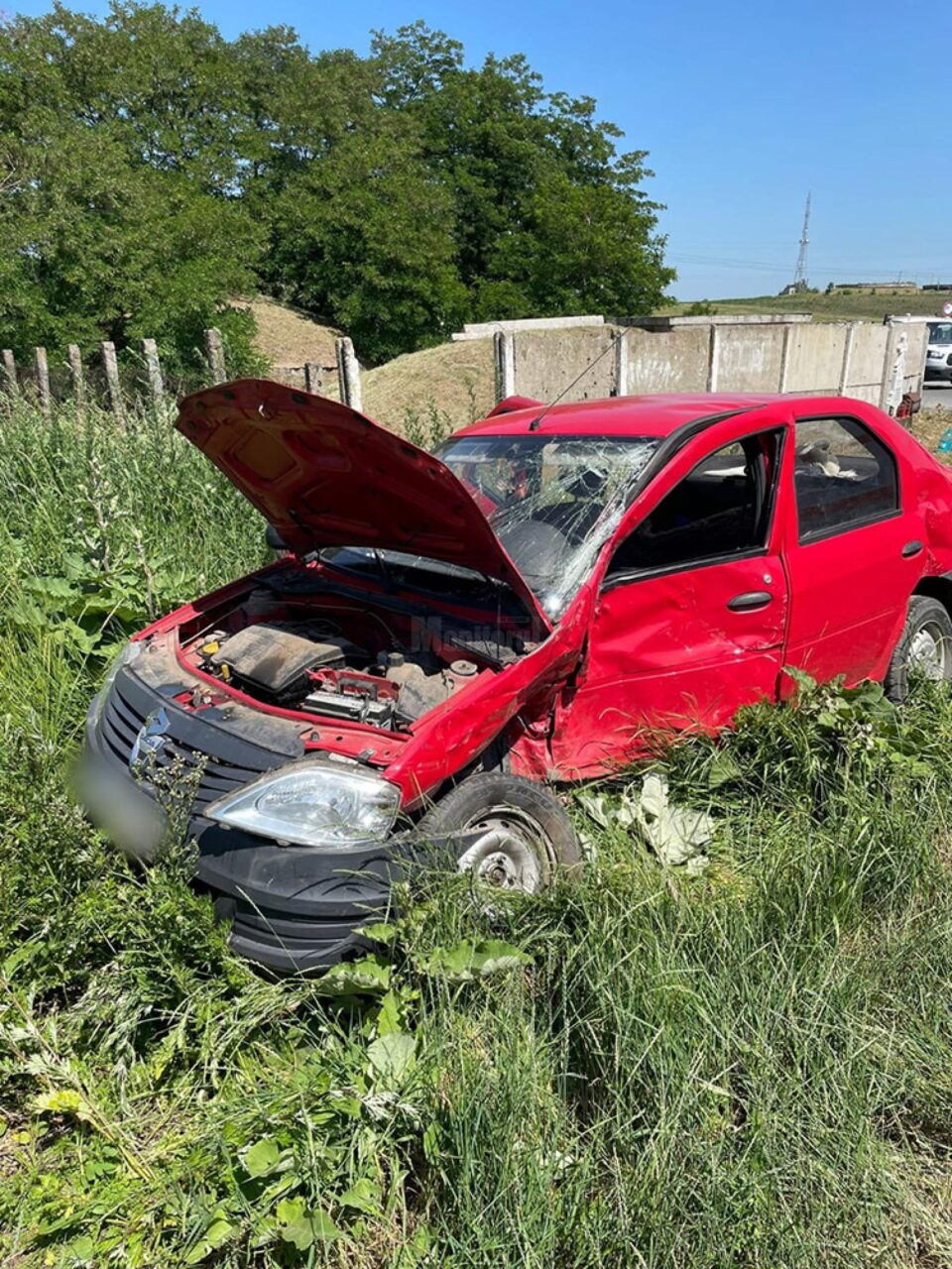 Autoturismul Dacia Logan, lovit puternic din lateral, a fost proiectat de asemenea în afara șoselei