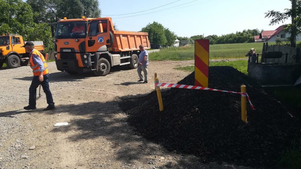 Acostamente completate, 10 toalete ecologice și parcare de 300 de locuri pentru șoferii coloanelor de tiruri de la PTF Siret