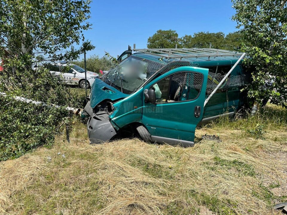 În urma unui impact violent, autoutilitara a intrat într-un gard de sârmă de la marginea drumului În urma unui impact violent, autoutilitara a intrat într-un gard de sârmă de la marginea drumului