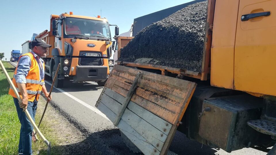 Acostamente completate, 10 toalete ecologice și parcare de 300 de locuri pentru șoferii coloanelor de tiruri de la PTF Siret