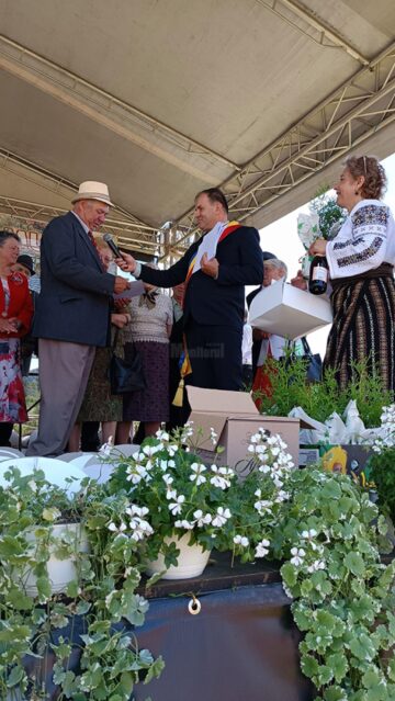 Primarul din Șaru Dornei a oferit posibilitatea cuplurilor premiate să spună câteva cuvinte