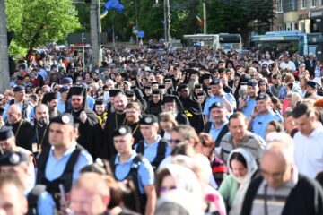 Procesiunea „Calea Sfinților”, în cadrul căreia moaștele Sfântului Ioan cel Nou au fost purtate pe străzile municipiului Suceava