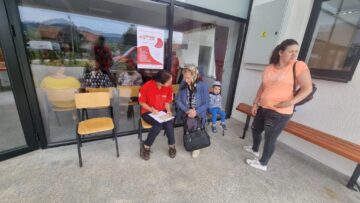 Localnicii din Dorna Candrenilor, consultați și investigați gratuit de voluntari ai Crucii Roșii, cu „Caravana de Bine”