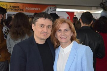 Cristian Mungiu și organizatoarea manifestării, Teodora Gîlcă