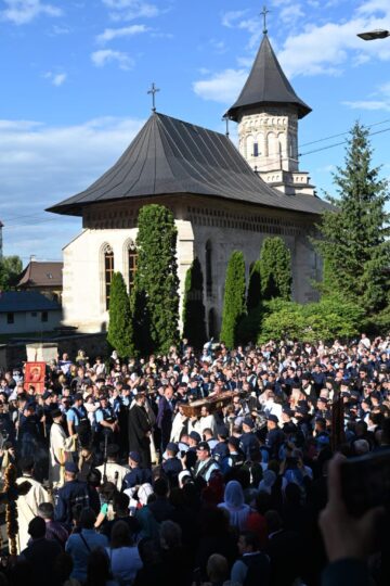 Procesiunea „Calea Sfinților”, în cadrul căreia moaștele Sfântului Ioan cel Nou au fost purtate pe străzile municipiului Suceava