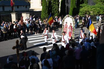 Procesiunea „Calea Sfinților”, în cadrul căreia moaștele Sfântului Ioan cel Nou au fost purtate pe străzile municipiului Suceava