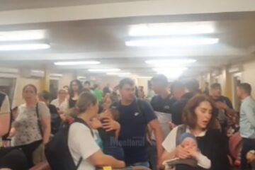 Pasageri înghesuiți în containerul folosit ca terminal de plecări la Aeroportul Suceava