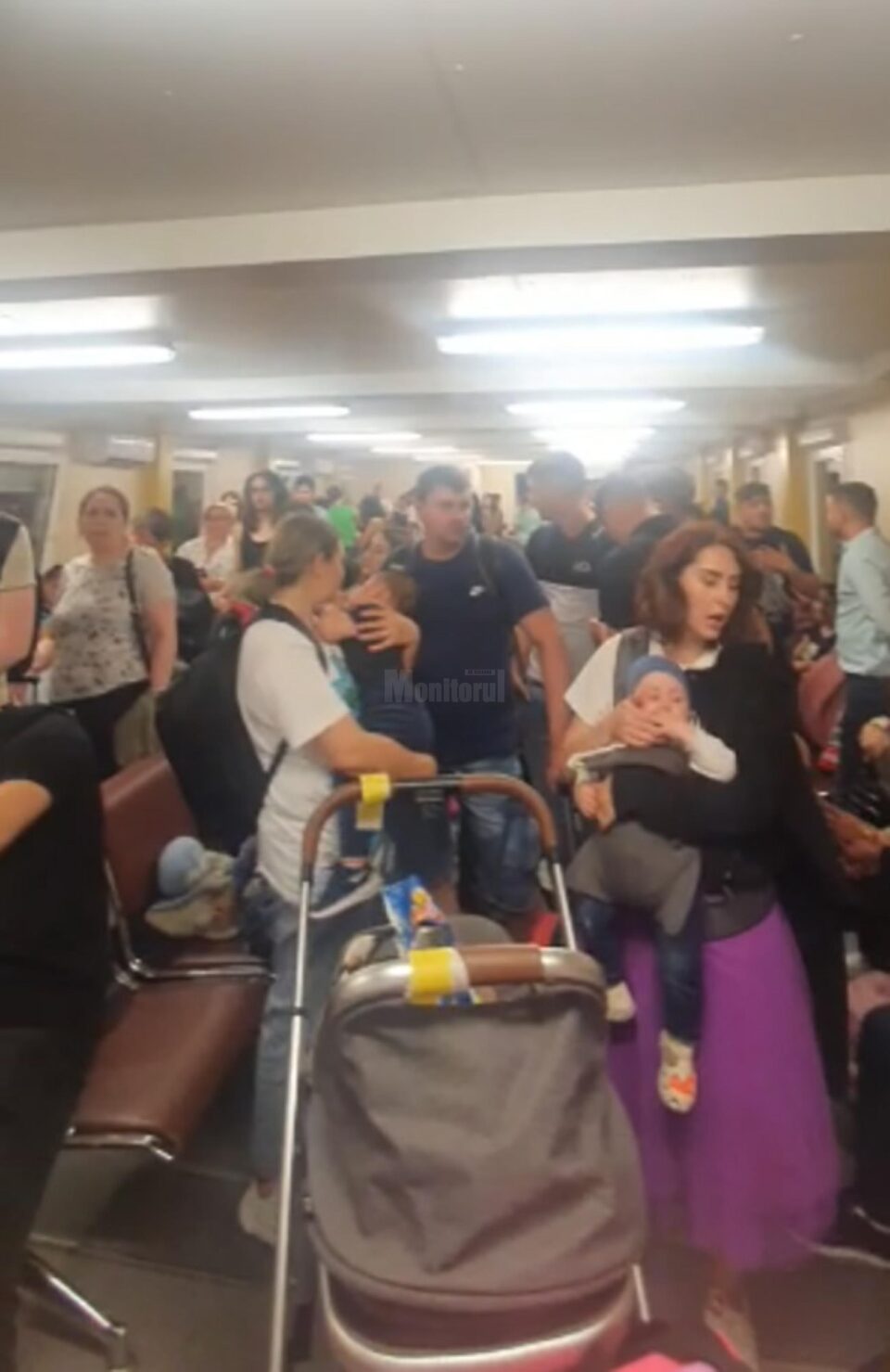 Pasageri înghesuiți în containerul folosit ca terminal de plecări la Aeroportul Suceava
