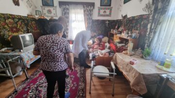Localnicii din Dorna Candrenilor, consultați și investigați gratuit de voluntari ai Crucii Roșii, cu „Caravana de Bine”