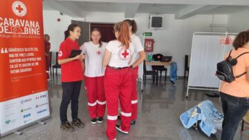 Localnicii din Dorna Candrenilor, consultați și investigați gratuit de voluntari ai Crucii Roșii, cu „Caravana de Bine”