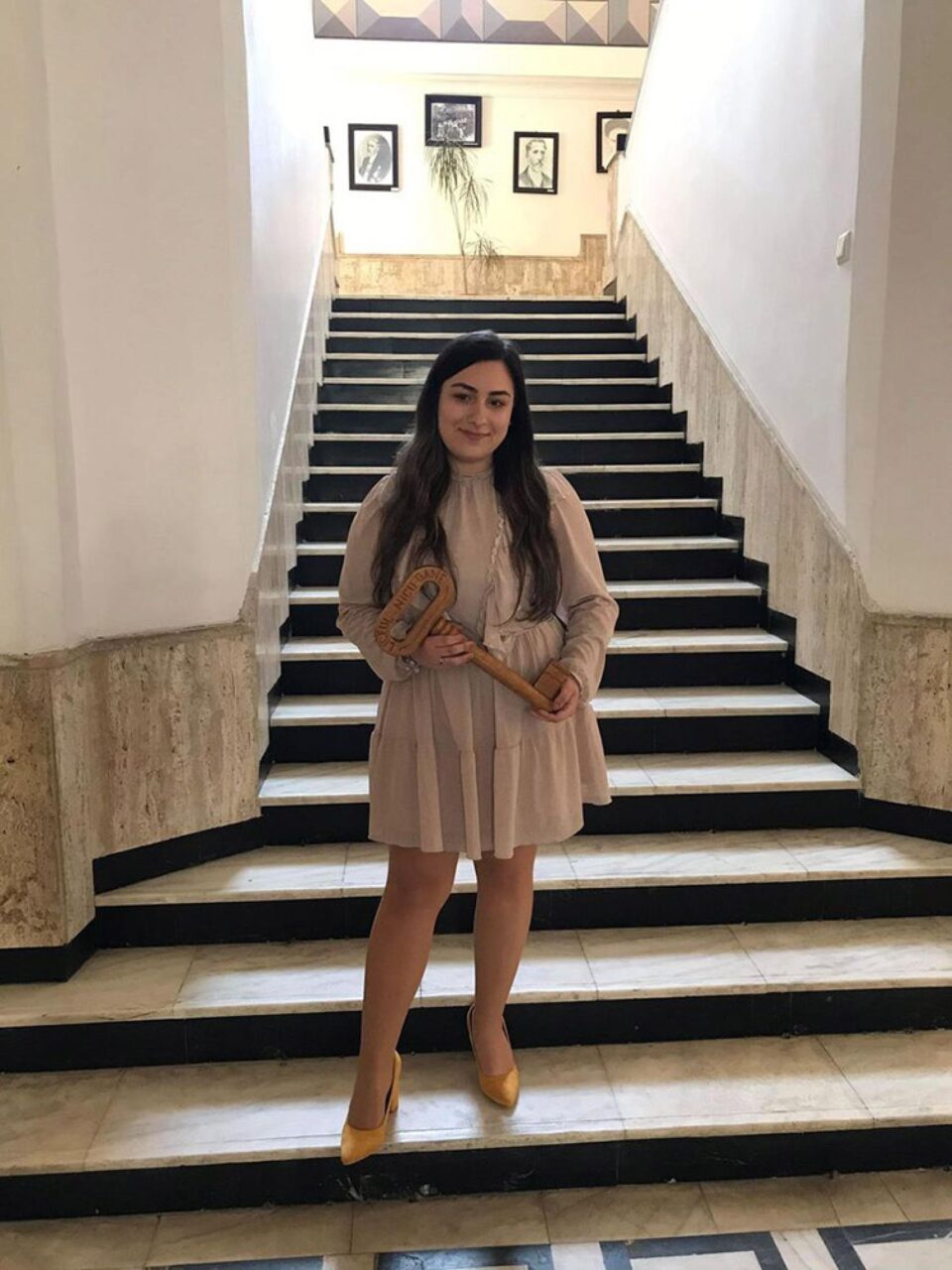 Eleva Simina Teodora Buculei, de la Colegiul Național „Nicu Gane” Fălticeni, șefă de promoție 2022, elevă care a obținut Locul I la faza națională a Olimpiadei de istorie