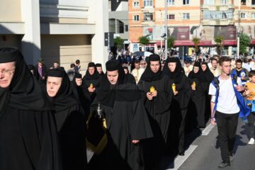 Procesiunea „Calea Sfinților”, în cadrul căreia moaștele Sfântului Ioan cel Nou au fost purtate pe străzile municipiului Suceava