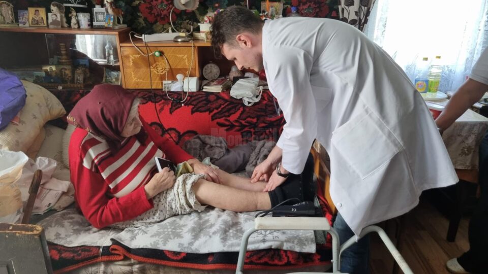 Localnicii din Dorna Candrenilor, consultați și investigați gratuit de voluntari ai Crucii Roșii, cu „Caravana de Bine”
